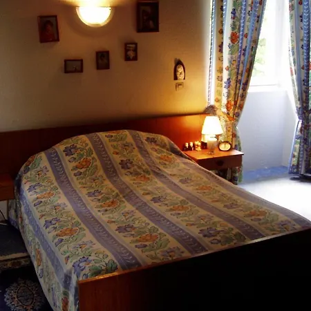 Le Lude فيلة